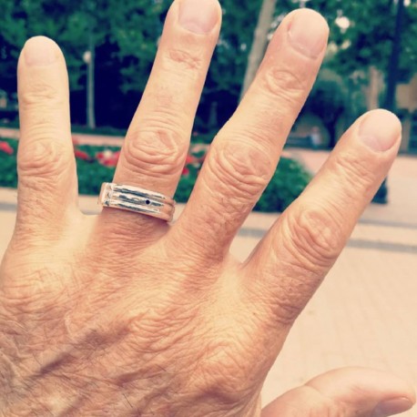 El millor model de mans d'un anell Atlant MeriTomasa és... un client presumint-lo!