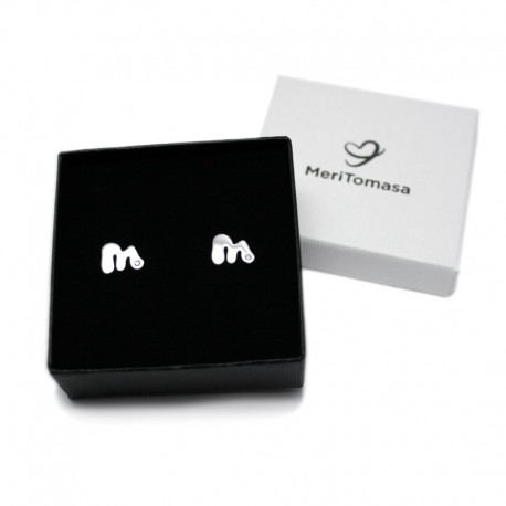 Tus pendientes con iniciales personalizados, con packaging exclusivo MeriTomasa incluido