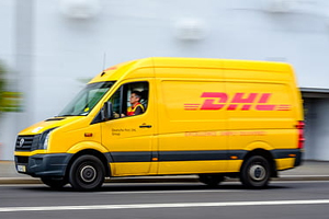 Una furgoneta de DHL, a punto de repartir un anillo Atlante MeriTomasa